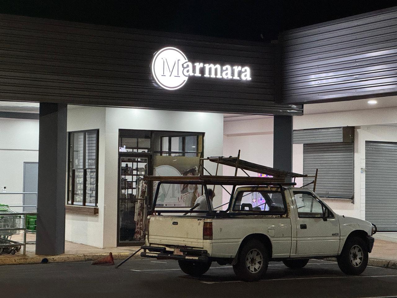 Fachada y rótulo exterior